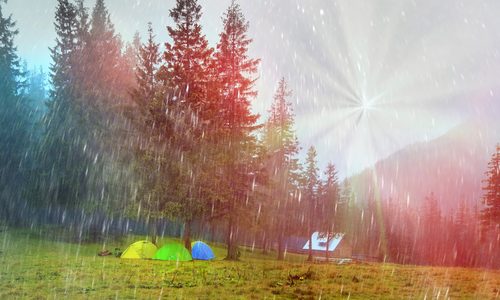 雨キャンプを楽しもう｜対策しだいでエンジョイできる！おすすめの過ごし方や撤収のコツ